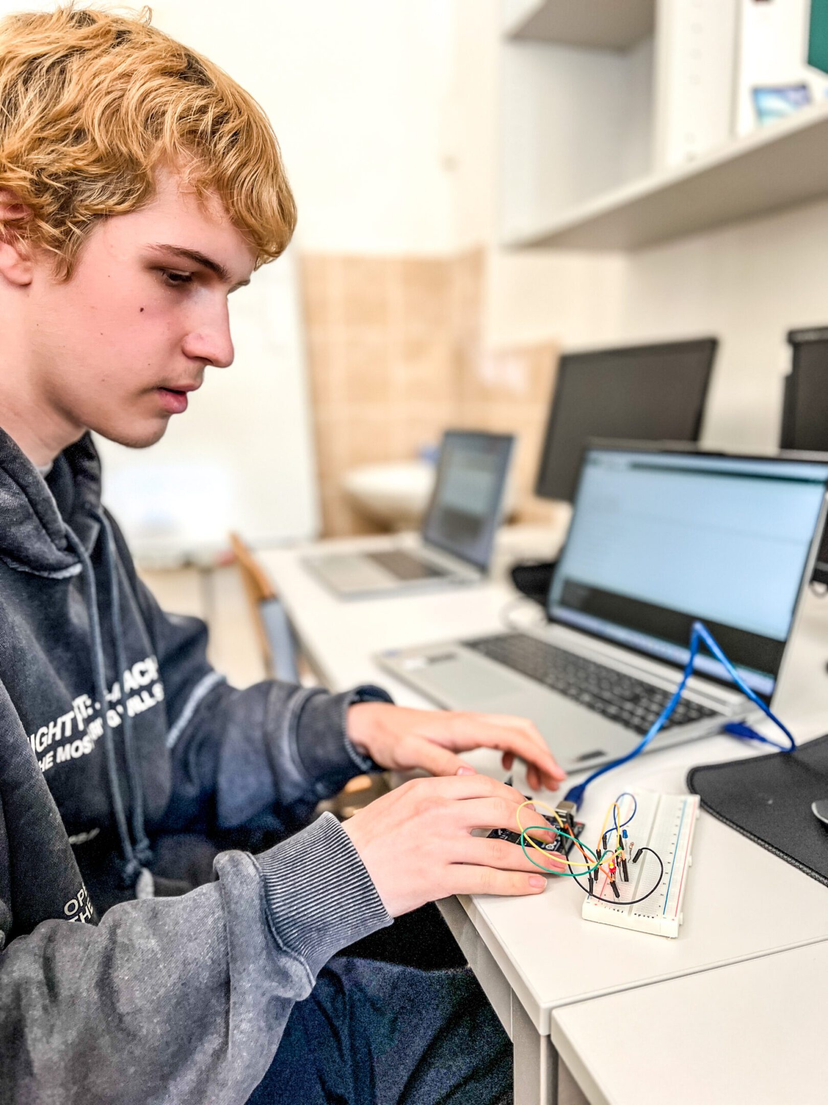 žák zapojuje drátky do vývojové desky